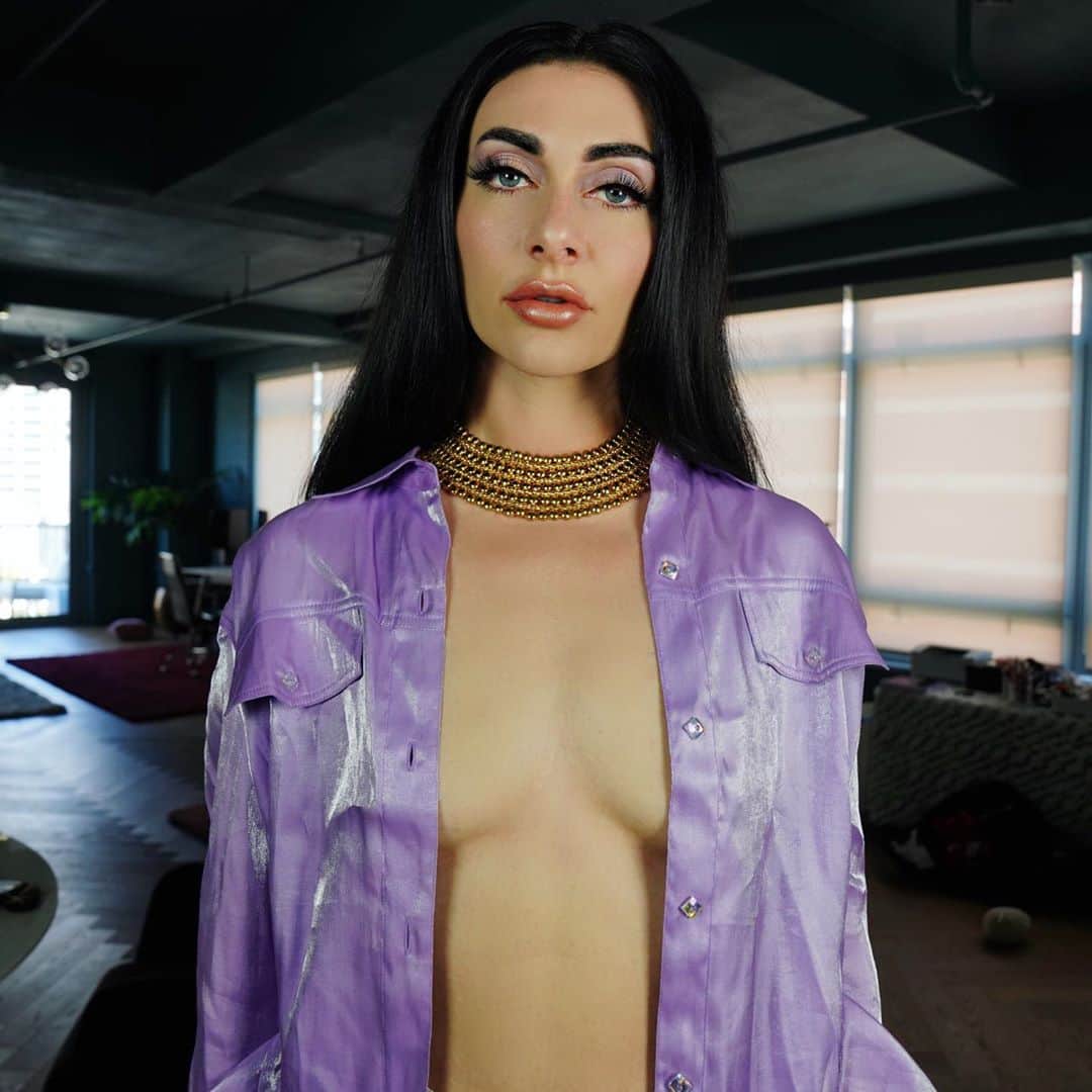 カーミンのインスタグラム：「she’s a goddess from a planet they cannot pronounce」