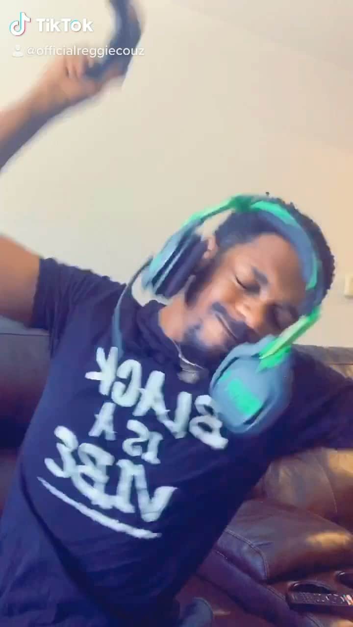 Reggie COUZのインスタグラム：「What game am I playing ? 😒😒」