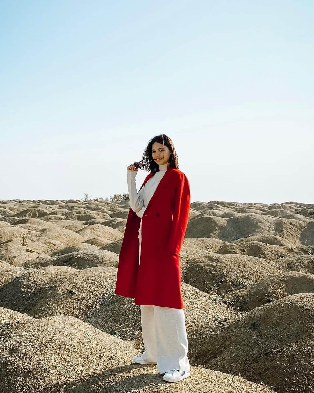 Ralina Rakipovaのインスタグラム：「Вернувшись с Алтая, я все бегу из города. Вот не хочет моя душенька пока принимать город. Провела неделю в деревне. А сегодня с нами случился Борницкий Карьер.  Спасибо ребятам за спонтанную поездку. А Петербургу за чудесную солнечную погоду. А пригород так вообще прекрасен. Ребята, путешествуйте! Ведь это так вдохновляет🕊 На сегодня все❤️」
