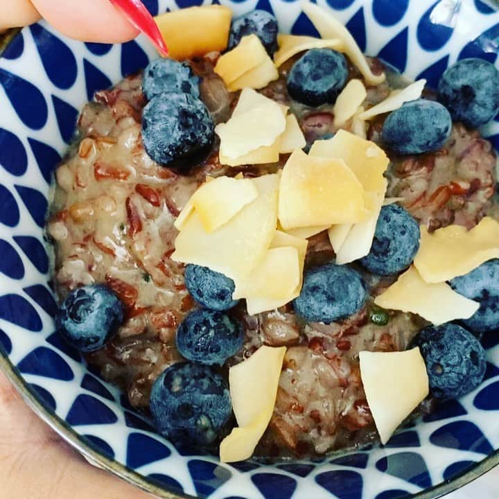 ケリスのインスタグラム：「Whole grain red Thai rice , coconut cream, honey, cbd sugar, ashwagandha, maca , moringa , blueberries and toasted coconut. I'm feeling super !」