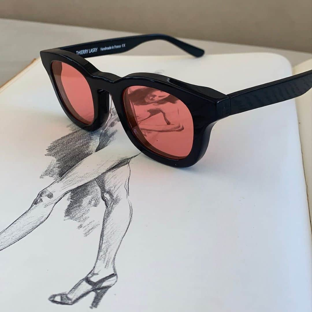 Brittenelle Fredericksさんのインスタグラム写真 - (Brittenelle FredericksInstagram)「appreciation post for these @thierrylasry sunglasses and also how beautiful women are」9月27日 4時47分 - brittenelle