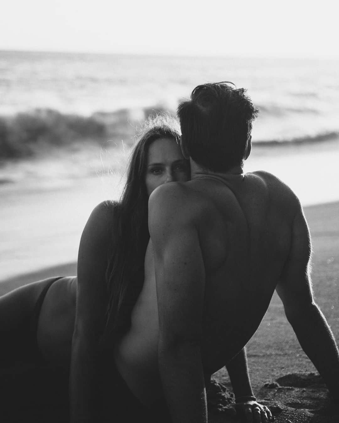ケルシー・ロビンソンのインスタグラム：「Spending the weekend right here 🖤」