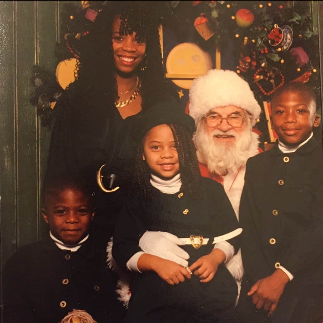 のインスタグラム：「HBD to my lit ass mom @n8chickenjazzysmom we all was fire back in the day #Holdat」