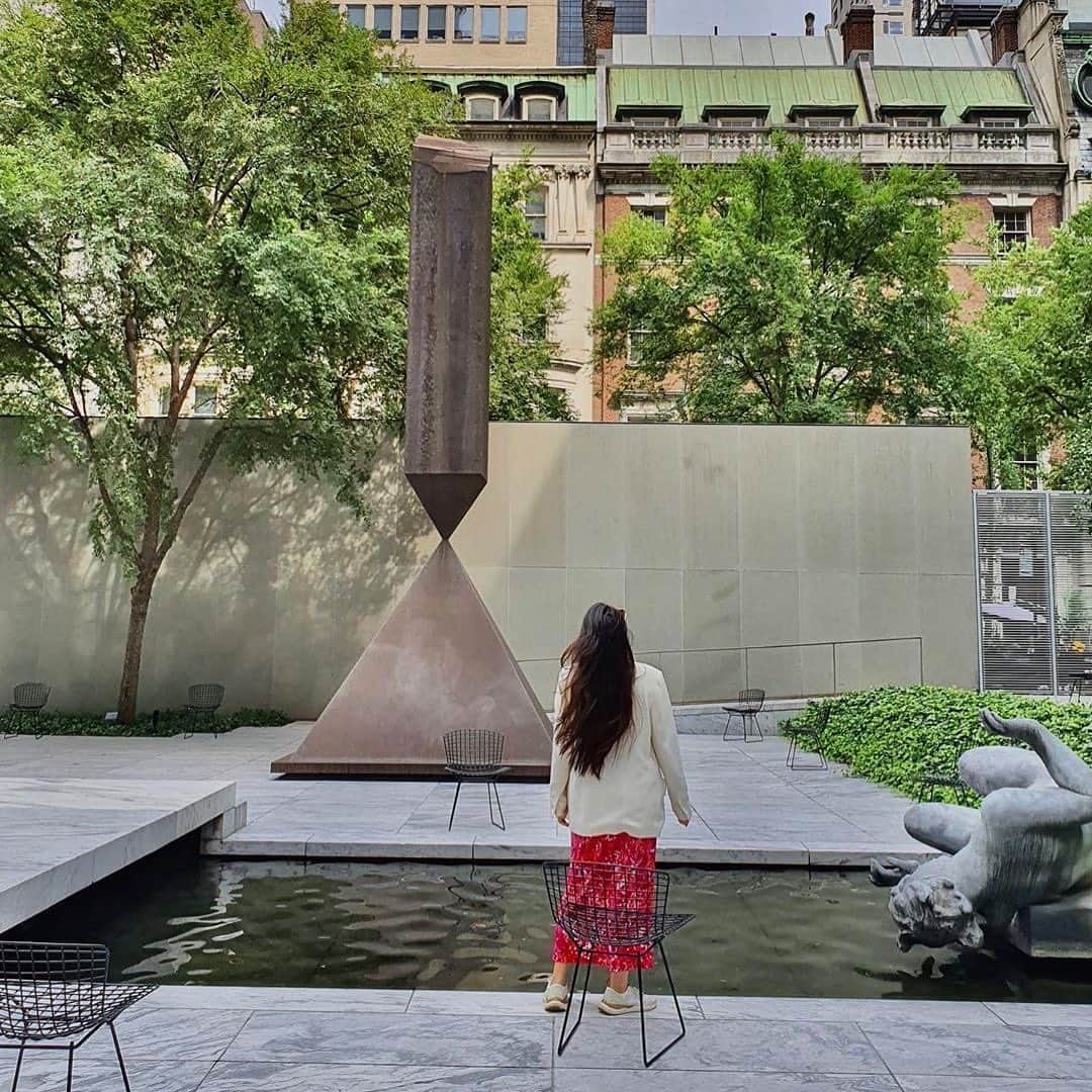 ニューヨーク近代美術館のインスタグラム：「#WeekendVibes from our Sculpture Garden 🍃  We just released a new batch of tickets through the end of October. Book today at the link in our bio and get lost in our oasis in the city. #MoMAGarden  📸 @zeyuan.l」