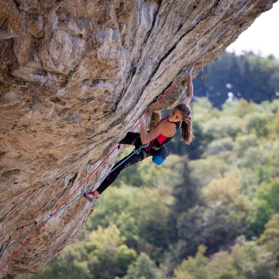 ローラ・ロゴラのインスタグラム：「Rottame 8c second go Ostramandra 8b+ second go L'ombra del lupo 8b onsight Thanks to @lorenzoluck @cicciotosi (📷🙏) @enrychris @ritaoltramari for the great day . . . #climbing_pictures_of_instagram #picoftheday #loveclimbing #climbforlife #escalade #escalada #grimper #klettern #montura #wildclimb #campcassin #italy #rome #bomber #instagood #instalike  #instagram  @climbskinspain @agripp_climbingholds @montura_official @wildclimb @fiammeoromoena @dao_sport」
