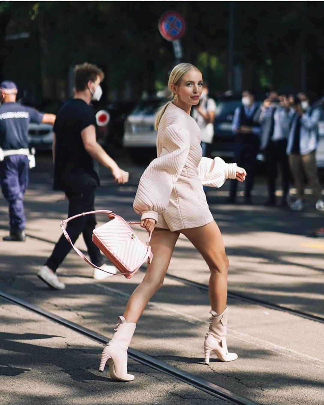 レオニー・ハンネさんのインスタグラム写真 - (レオニー・ハンネInstagram)「Streetstyle snaps 💕 Anzeige/Tag Alex is too cool to turn! 😬 Tap for photographer credits! First pic @bigfede #Fendi #mfw」9月27日 5時05分 - leoniehanne