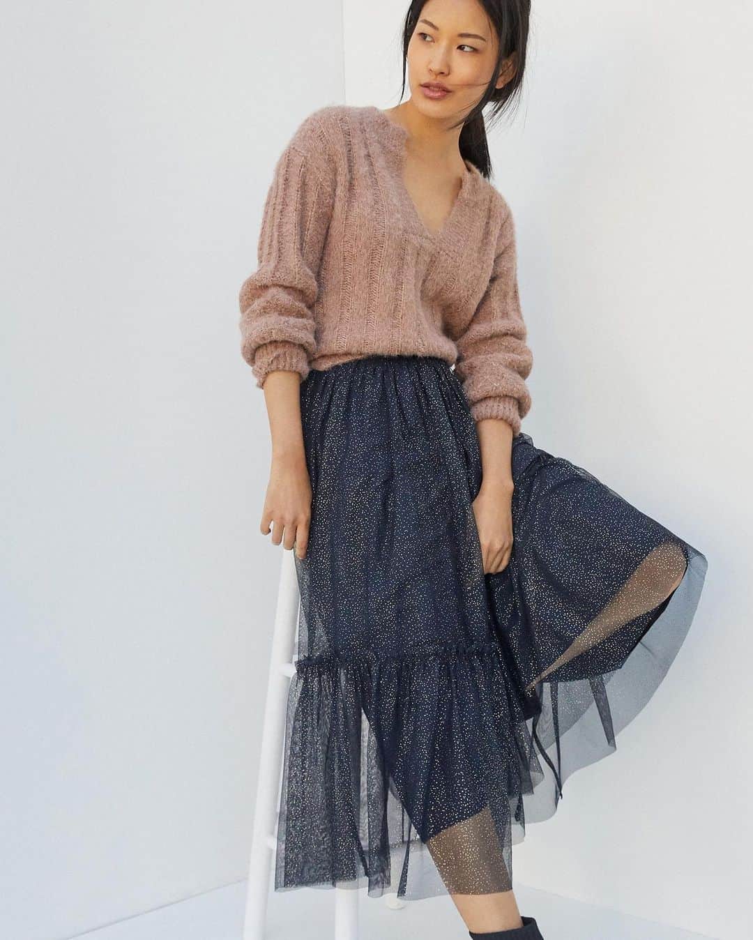 Anthropologieさんのインスタグラム写真 - (AnthropologieInstagram)「When that feminine skirt meets this sumptuous sweater, it's outfit alchemy ❤️Shop the trend at the link in our bio. #FallingForAnthro」9月27日 5時03分 - anthropologie