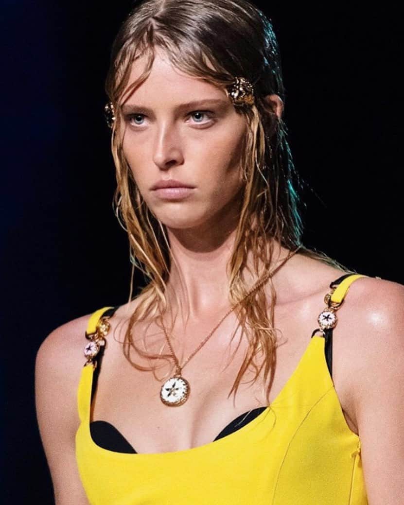 アビー・チャンピオンのインスタグラム：「A dream walking @versace last night 🙏🏼 thank you endlessly! @pg_dmcasting @paulhanlonhair @lucia_pieroni @kjeldgaard1」