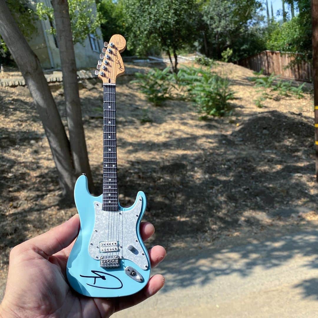 タイラー・ポジーのインスタグラム：「Finally got my @tothestars.media @tomdelonge mini strat. Gonna put him next to his big brother and snap a picture」