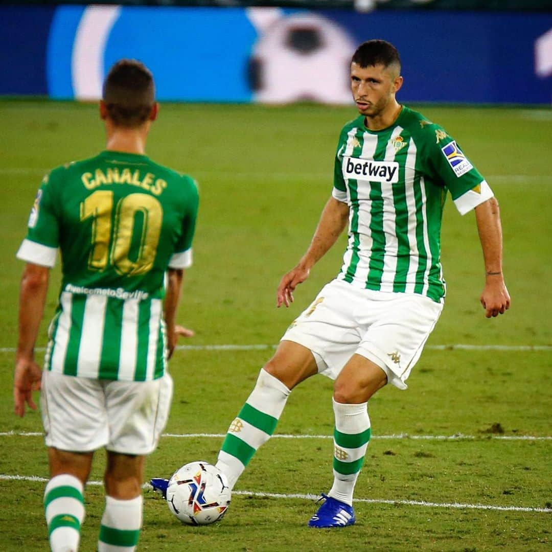 レアル・ベティスさんのインスタグラム写真 - (レアル・ベティスInstagram)「⏱⚽️ 60' 💚⚪ #RealBetisRealMadrid 2-2 ⚪🟣  #DíaDeBetis」9月27日 5時24分 - realbetisbalompie