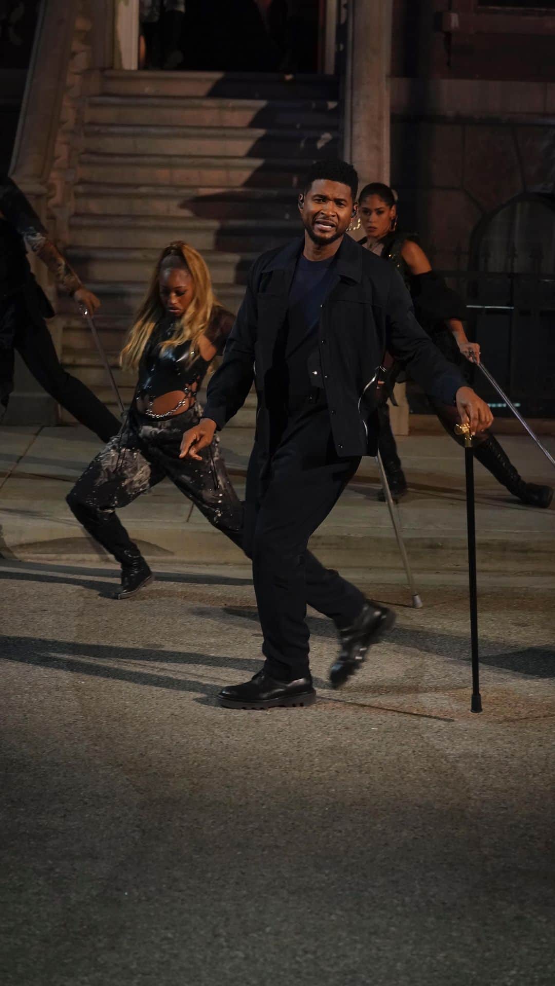 アッシャーのインスタグラム：「My #AGTFinale performance was for all of you classic movie fans. Here’s how we made it happen. Watch the final product at the link in my bio.   📹 @staygold31」