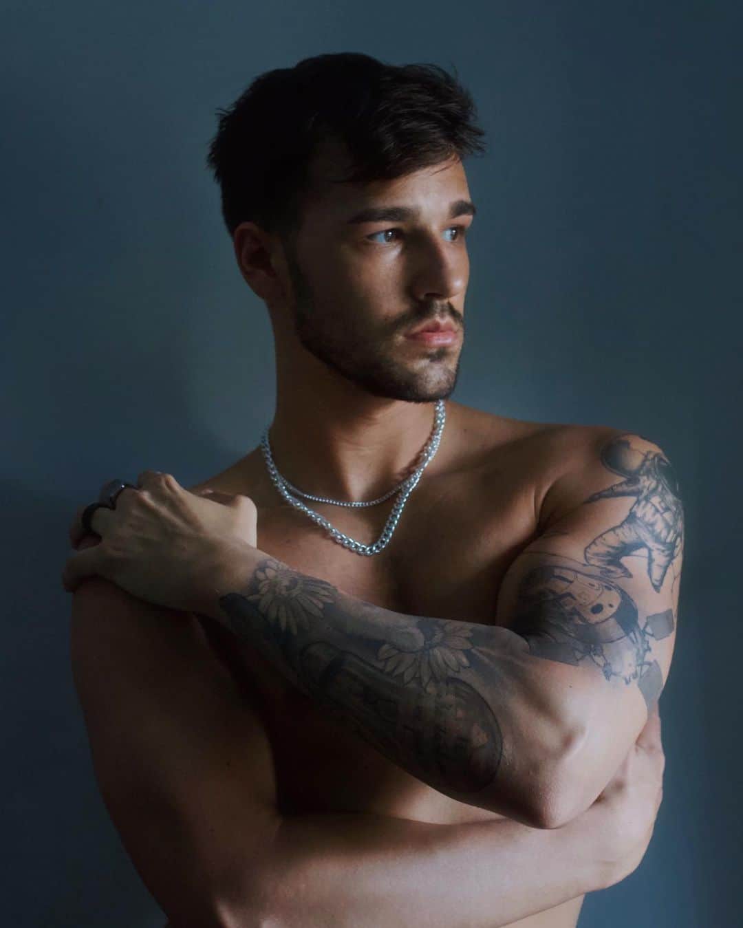 ジェイコブ・ホワイトサイズのインスタグラム：「thankful for all the support on the new single ✨ who’s streaming hold me down right now?」