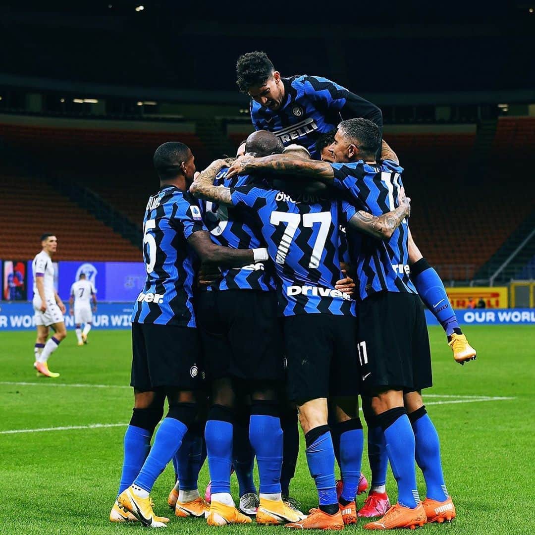 インテルナツィオナーレ・ミラノさんのインスタグラム写真 - (インテルナツィオナーレ・ミラノInstagram)「GGGGOOOOOOOOAAAALLLL!!! #InterFiorentina 4-3!!! 🔥🔥🔥 @romelulukaku @danilodambrosioreal #Inter #ForzaInter #SerieA #Football #Goal #Celebration」9月27日 5時39分 - inter