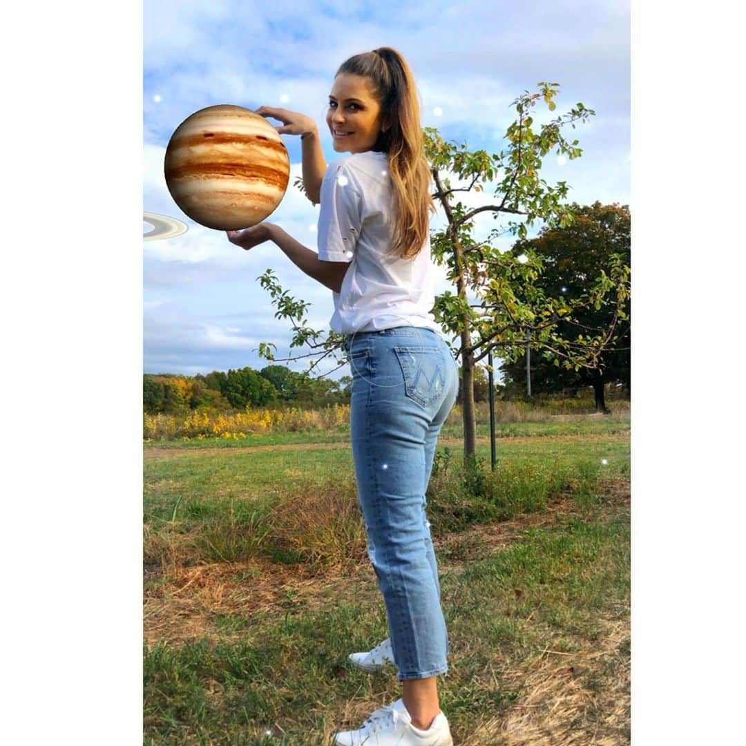 マリア・メノウノスさんのインスタグラム写真 - (マリア・メノウノスInstagram)「Everyone’s out here looking for apples...but I found #jupiter-the planet of luck(fortune/success) !! Yay!! Hahahah these planet apps are amazing! Any astrologers feel free to share your thoughts! I literally was just thinking of my future and broke open the app!」9月27日 5時48分 - mariamenounos