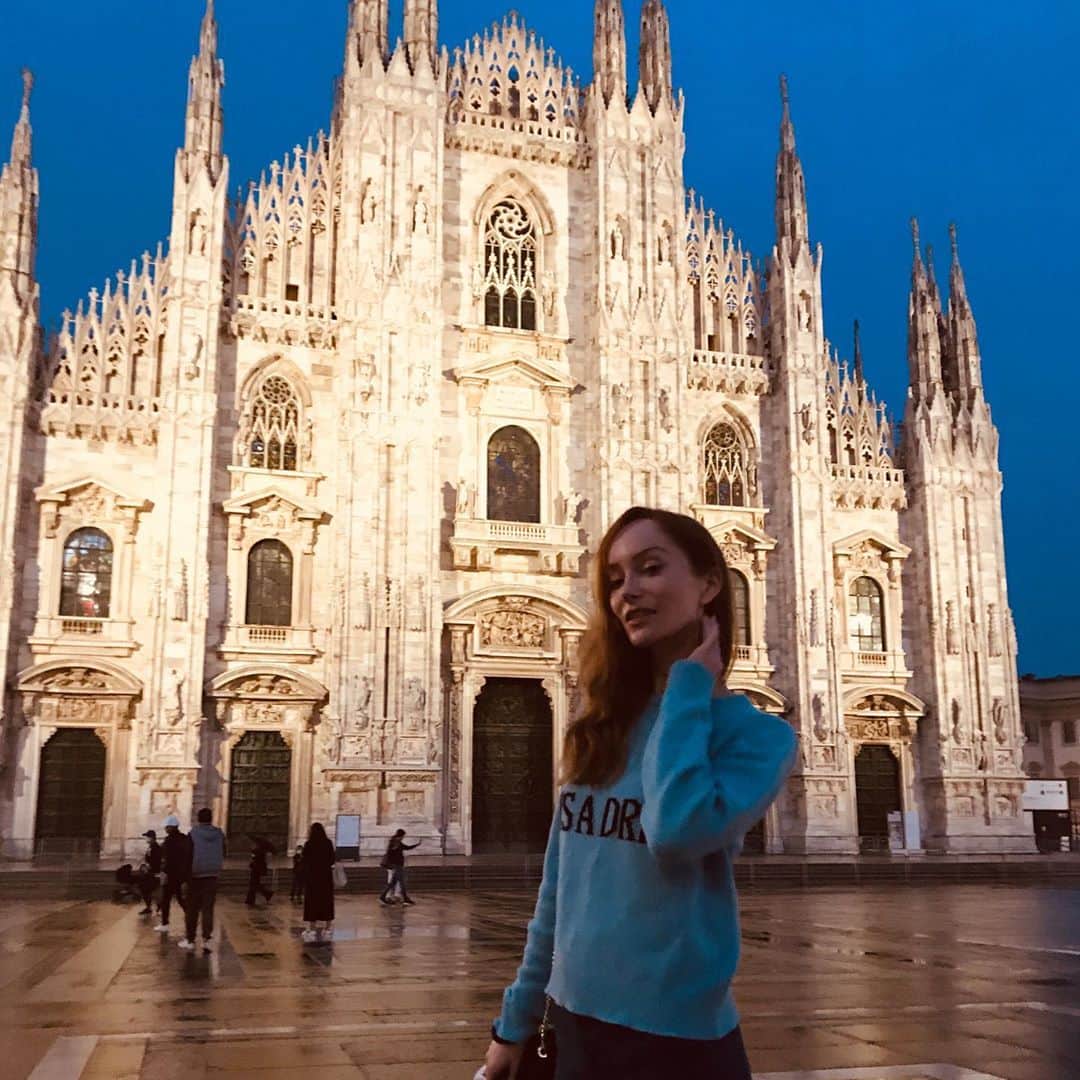 ロッテ・ヴァービークさんのインスタグラム写真 - (ロッテ・ヴァービークInstagram)「I didn’t expect much from Milan as a city because people always told me that it was all modern and just not the prettiest… But I’m kind of really taken by this place... 💙 so much elegance in this city And hello- the Duomo!! 🤩」9月27日 5時57分 - lotteverbeek