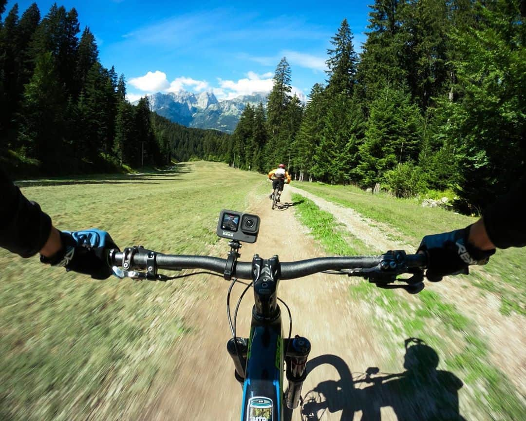 goproさんのインスタグラム写真 - (goproInstagram)「Photo of the Day: Flowing with friends 🚵‍♂️ #GoProFamily member @mirko_paoloni + #GoProHERO9 Black ⠀⠀⠀⠀⠀⠀⠀⠀⠀ Never miss the shot again. A front display delivers live preview so you can rest assured that your framing is perfect every time 💥 ⠀⠀⠀⠀⠀⠀⠀⠀⠀ @GoProIT #GoProIT #MTB #DownhillMTB」9月27日 5時51分 - gopro