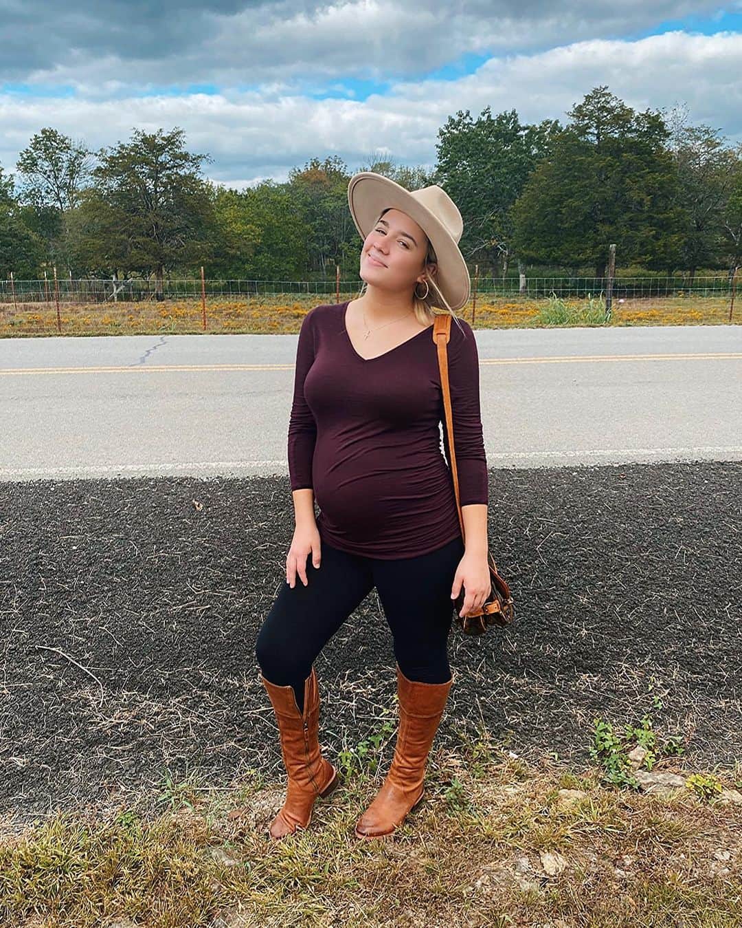ギャビー・バレットのインスタグラム：「Went to a pumpkin patch today w/ my sweeties 🧡 We’re ready for cooler weather!! #bumpupdate #swollenhands」