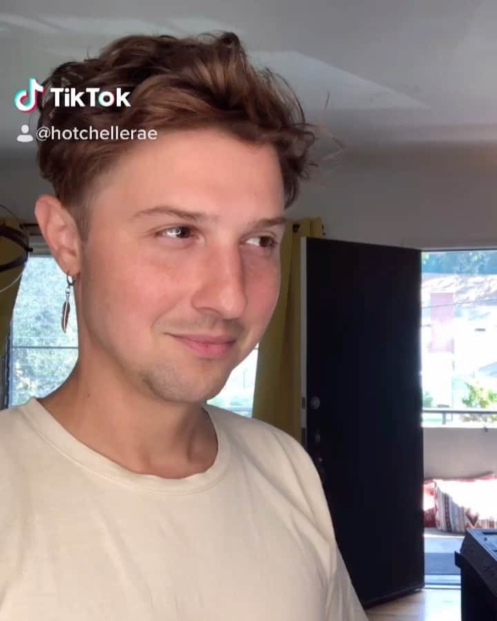 のインスタグラム：「When it’s your 30th Saturday night home alone 🥳 Comment if your lonely!」