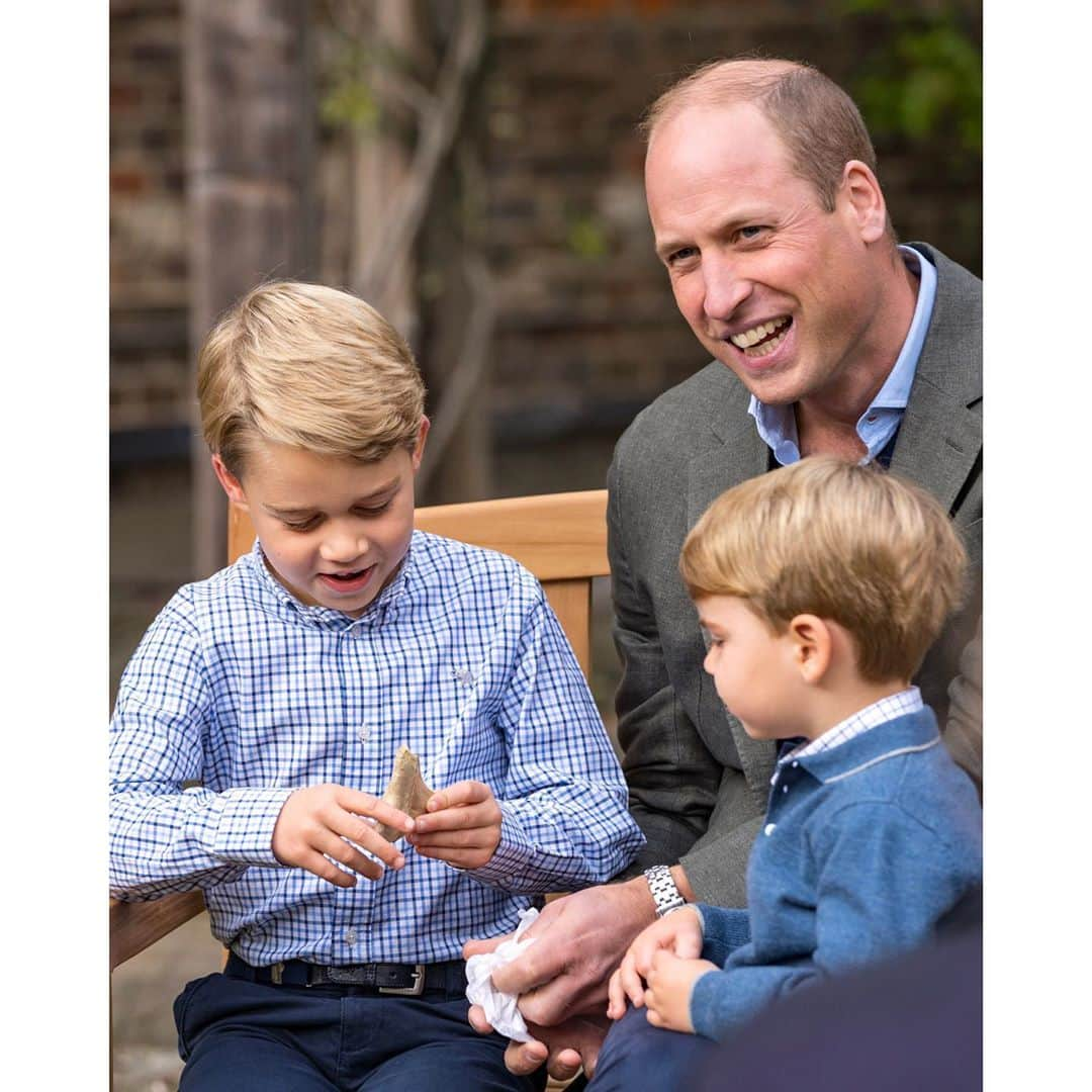 ウィリアム（ケンブリッジ公）さんのインスタグラム写真 - (ウィリアム（ケンブリッジ公）Instagram)「The Duke and Duchess of Cambridge are delighted to share new photographs of their family with @DavidAttenborough.  The photographs were taken earlier this week in the gardens of Kensington Palace, after The Duke and Sir David attended an outdoor screening of Sir David’s upcoming feature film 🎞️ ‘David Attenborough: A Life On Our Planet’.  With a shared passion for protecting the natural world, they continue to support one another in their missions to tackle some of the biggest environmental challenges our planet faces.  This includes working together on The @EarthshotPrize 🌍 the most prestigious global environment prize in history – further details of which will be shared in the coming weeks.   When they met, Sir David gave Prince George a tooth from a giant shark 🦷 the scientific name of which is carcharocles megalodon (‘big tooth’).  Sir David found the tooth on a family holiday to Malta in the late 1960s, embedded in the island’s soft yellow limestone which was laid down during the Miocene period some 23 million years ago. Carcharocles is believed to have grown to 15 metres in length, which is about twice the length of the Great White, the largest shark alive today.」9月27日 6時30分 - princeandprincessofwales