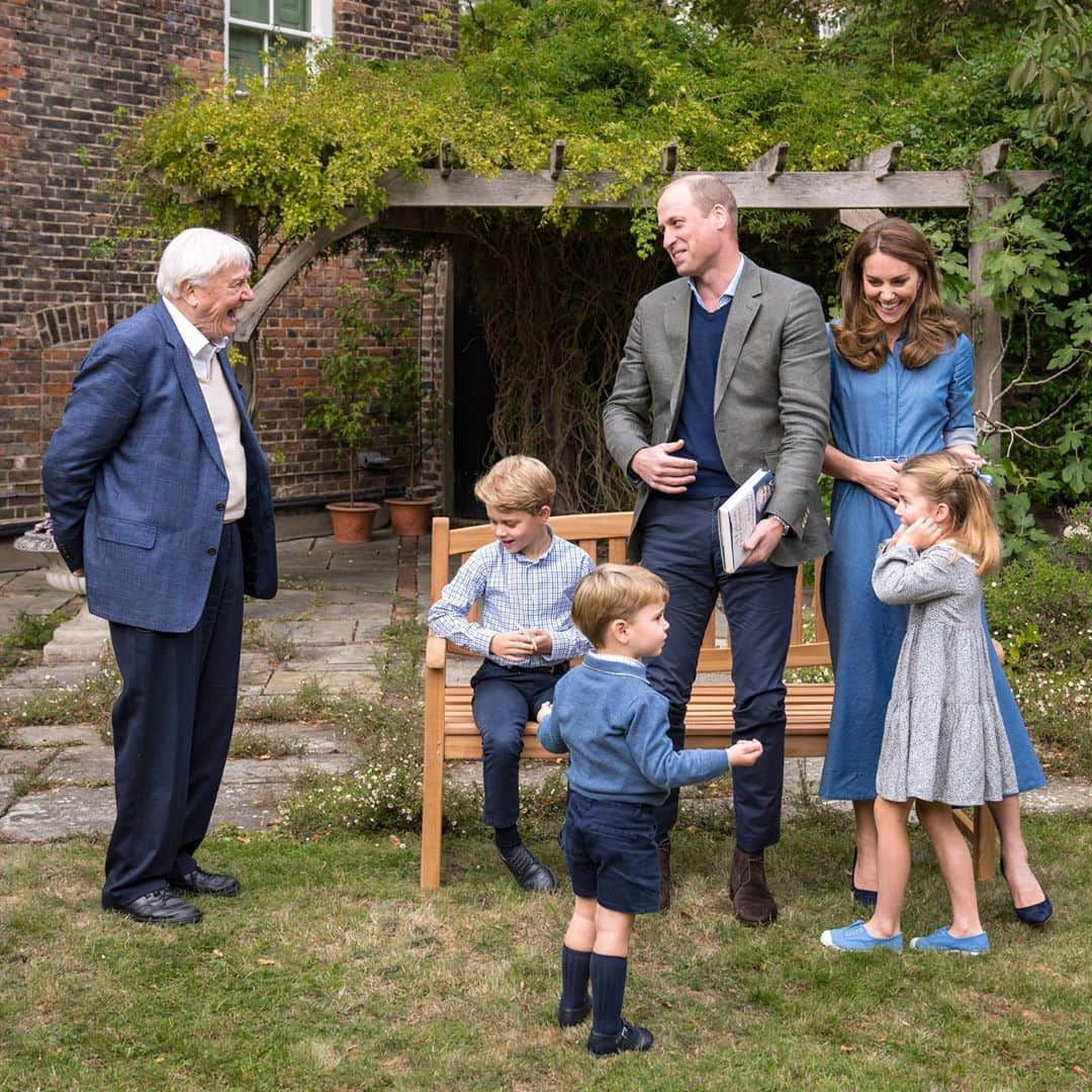 ウィリアム（ケンブリッジ公）さんのインスタグラム写真 - (ウィリアム（ケンブリッジ公）Instagram)「The Duke and Duchess of Cambridge are delighted to share new photographs of their family with @DavidAttenborough.  The photographs were taken earlier this week in the gardens of Kensington Palace, after The Duke and Sir David attended an outdoor screening of Sir David’s upcoming feature film 🎞️ ‘David Attenborough: A Life On Our Planet’.  With a shared passion for protecting the natural world, they continue to support one another in their missions to tackle some of the biggest environmental challenges our planet faces.  This includes working together on The @EarthshotPrize 🌍 the most prestigious global environment prize in history – further details of which will be shared in the coming weeks.   When they met, Sir David gave Prince George a tooth from a giant shark 🦷 the scientific name of which is carcharocles megalodon (‘big tooth’).  Sir David found the tooth on a family holiday to Malta in the late 1960s, embedded in the island’s soft yellow limestone which was laid down during the Miocene period some 23 million years ago. Carcharocles is believed to have grown to 15 metres in length, which is about twice the length of the Great White, the largest shark alive today.」9月27日 6時30分 - princeandprincessofwales