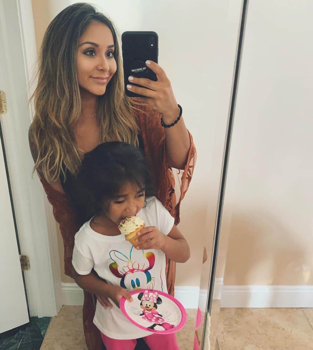 ニコール・ ポリッツィのインスタグラム：「All she cares about on her birthday. HAPPY 6th birthday my little mini 💋 @sissygiovanna」