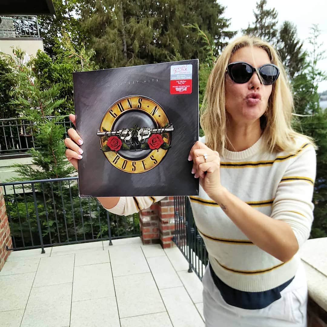 ダフ・マッケイガンさんのインスタグラム写真 - (ダフ・マッケイガンInstagram)「The new @gunsnroses vinyl is here! I'm a nerd for records these days.this kicks ass! Model: @susanholmesmckagan」9月27日 6時43分 - duffmckagan