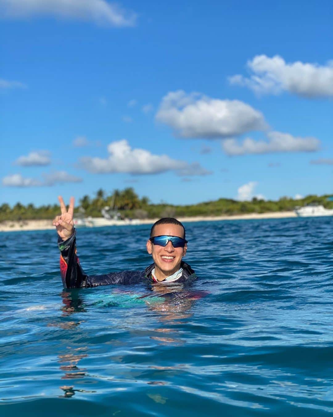 のインスタグラム：「Un Tipo Normal en la playita! ✌🏽🌴☀️🇵🇷」