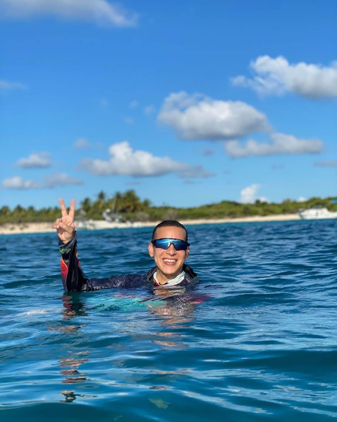 ダディー・ヤンキーさんのインスタグラム写真 - (ダディー・ヤンキーInstagram)「Un Tipo Normal en la playita! ✌🏽🌴☀️🇵🇷」9月27日 6時45分 - daddyyankee