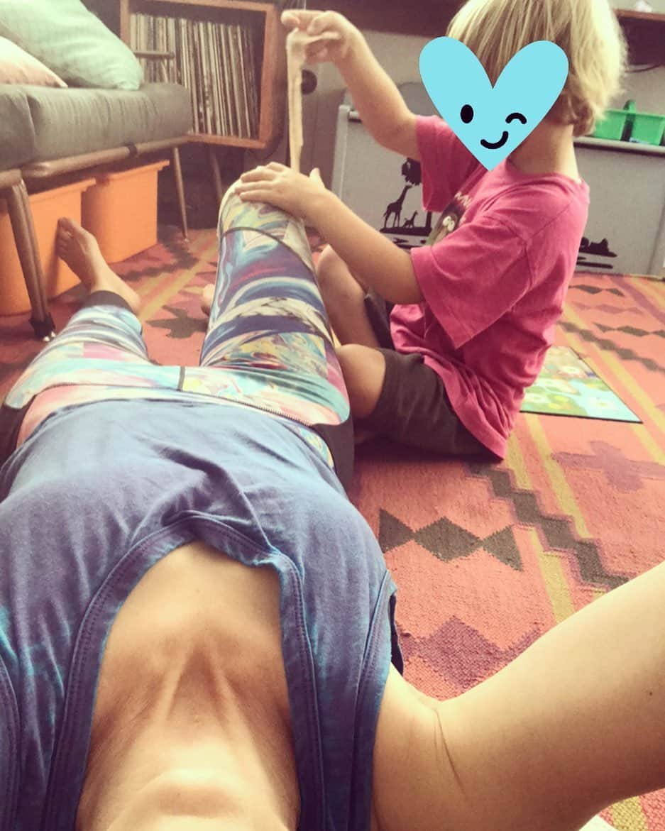 ジュリー・マクニヴンのインスタグラム：「Thank goodness I could squeeze in a concierge doctor’s appointment in between cleaning and boardgaming.」