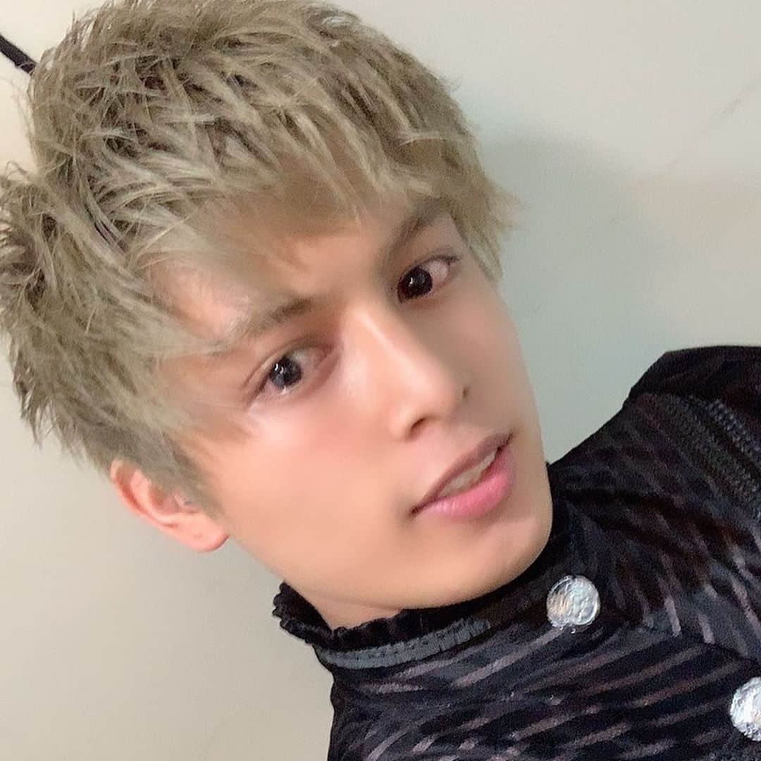 斉藤平七（へえ）のインスタグラム：「#短髪ハイトーンにイメチェンっ💚✨✨  皆さんご無沙汰〜っ☝️💕笑 実はバッサリイメチェンをめええええっちゃ前にしちゃいましたっ  もういつかわからんくらい前www だいぶSNSサボってたっ🤪🙌  って事で今までのイメチェンの軌跡up🌞  #ブレてるぐらいが丁度いい」