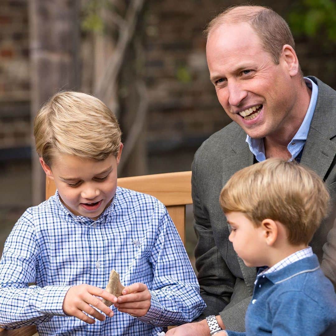 People Magazineさんのインスタグラム写真 - (People MagazineInstagram)「Prince William and Kate Middleton shared two adorable new photos with their children — Prince George, 6, Princess Charlotte, 5, and Prince Louis, 2 — taken with a very special friend of the family: Sir David Attenborough, whom George is a big fan of! ✨ Tap the link in bio for more on the adorable meetup between the royals and the esteemed conservation advocate and documentary filmmaker.  #Regram @kensingtonroyal」9月27日 6時54分 - people