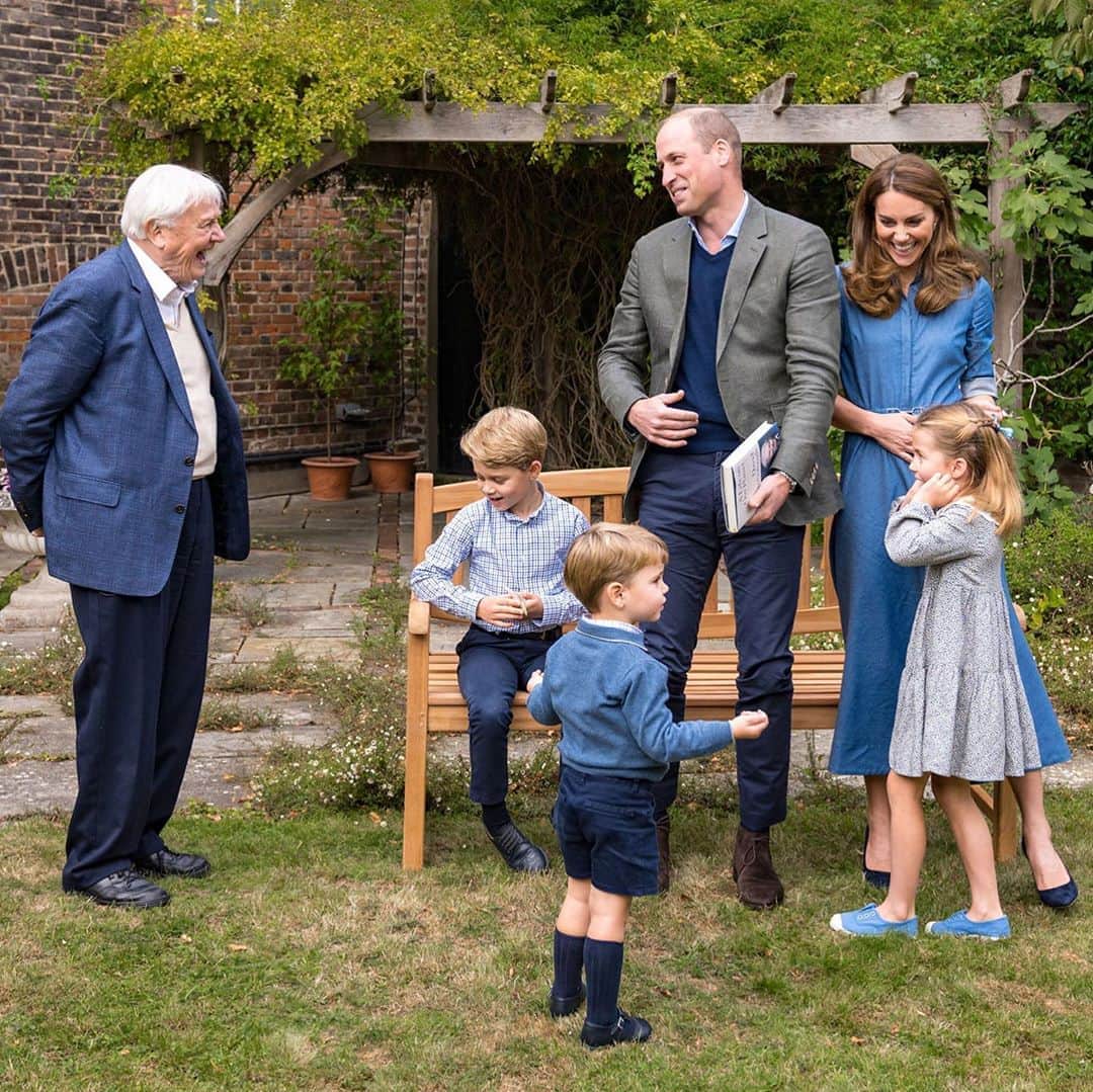 People Magazineさんのインスタグラム写真 - (People MagazineInstagram)「Prince William and Kate Middleton shared two adorable new photos with their children — Prince George, 6, Princess Charlotte, 5, and Prince Louis, 2 — taken with a very special friend of the family: Sir David Attenborough, whom George is a big fan of! ✨ Tap the link in bio for more on the adorable meetup between the royals and the esteemed conservation advocate and documentary filmmaker.  #Regram @kensingtonroyal」9月27日 6時54分 - people