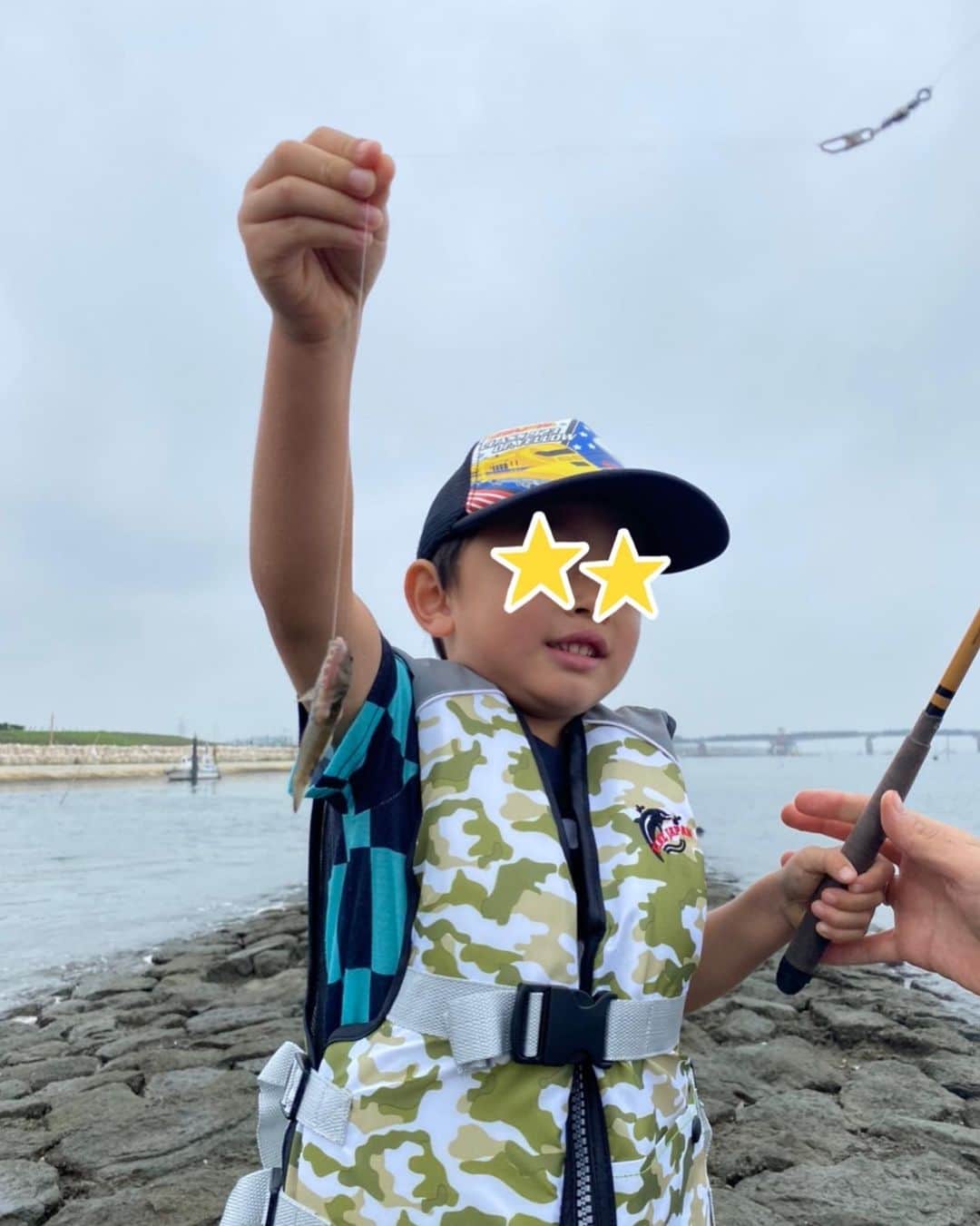 オザ兵長【公式】 さんのインスタグラム写真 - (オザ兵長【公式】 Instagram)「息子が昨日、人生初めての釣りを経験✨ ハゼとセイゴを釣り上げた(*ﾟ∀ﾟ*) あつ森の影響でずっと釣りをしたいと言っていたw  #育児 #子育て #3歳11ヶ月 #釣り」9月27日 6時57分 - ozaheicho