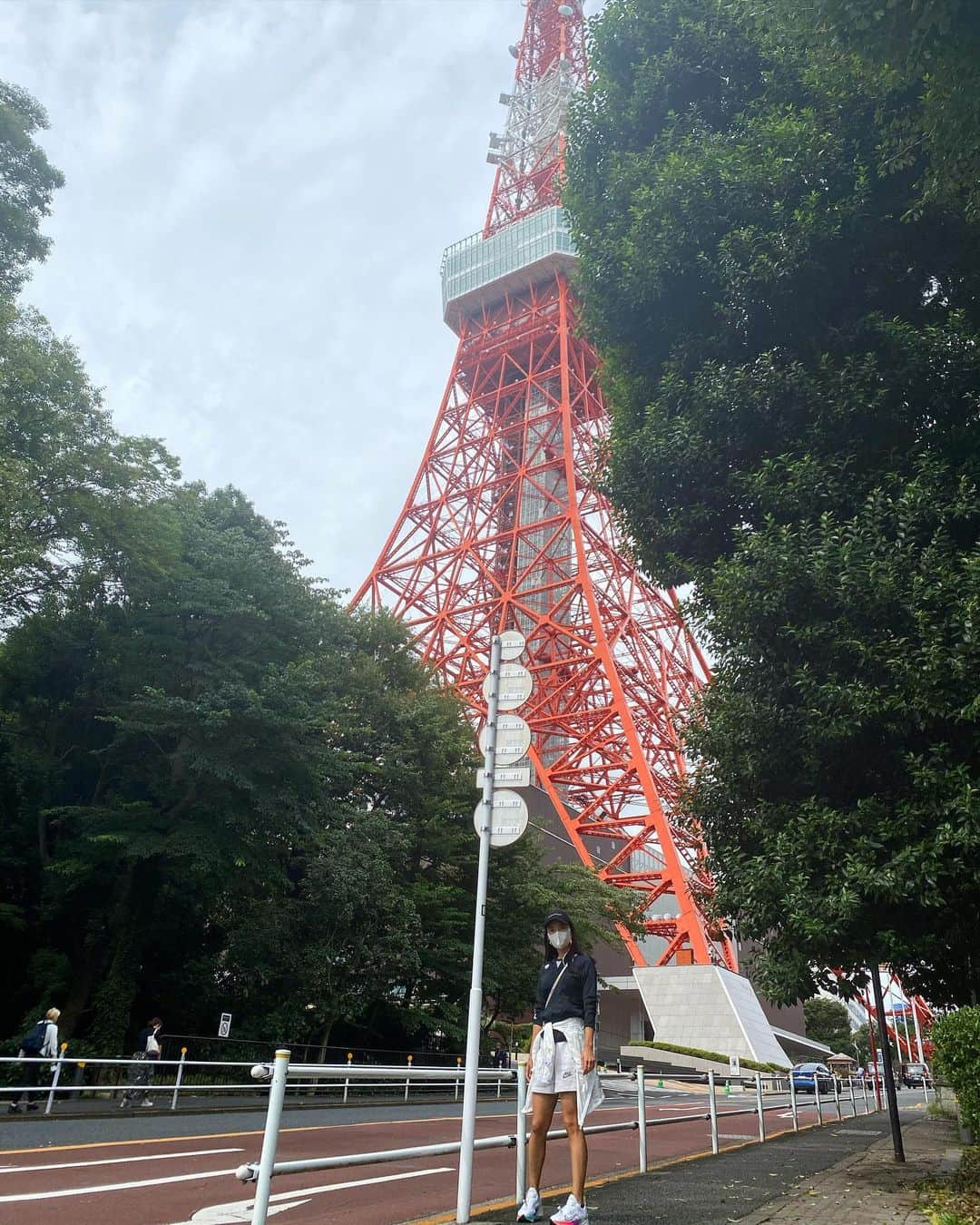 ユンチェヨンさんのインスタグラム写真 - (ユンチェヨンInstagram)「- 아침먹고 동네한바퀴 산책하기 👣🗼 이제 일본도 더위가 가시고 가을이 오고있어요.  여름아 잘가 👋 . . . . . #sundaymornings #tokyotower #jlpga #progolfer」9月27日 12時24分 - cyyoon35