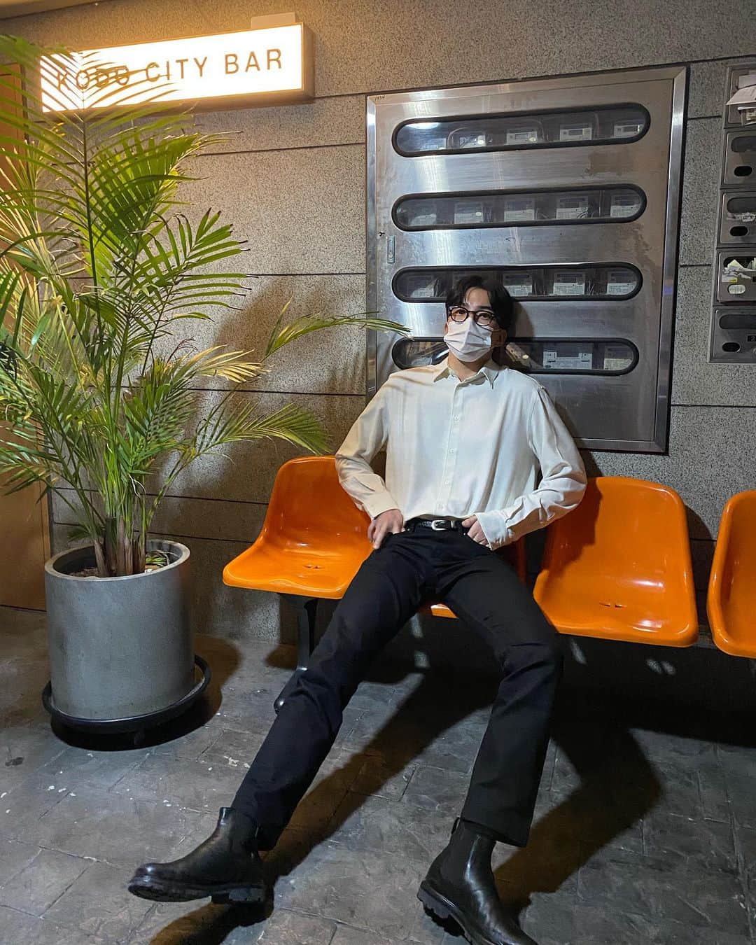 ト・サンウのインスタグラム：「가을가을하다 👔👓👞」