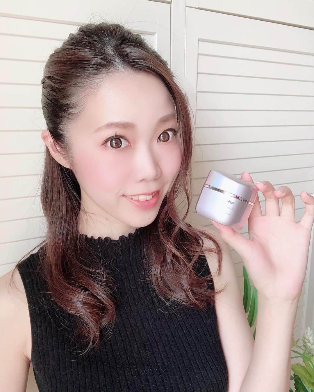 のインスタグラム：「#美容レポ 💆‍♀‍  季節の変わり目に荒れがちな肌に すっごい保湿力のクリーム✨  お手入れアイテムに投入しました🙋‍♀‍  ▶︎▶︎▶︎ ゴモンべべ  セルモイスチャーエッセンス ▶︎▶︎▶︎  お肌をDNAから育成してくれて、 さらに ☀️紫外線 😵ストレス などで傷ついたDNAを修復してくれるよ✨  テクスチャーは意外にさらっとしていて フローラル香水みたいなさわやかな香り🌷  塗るとお肌はしっとりするけど ベタつきは少ないので まだ暑い今の時期のお風呂上がりでも 気持ちよくスキンケアできました🙆‍♀‍  有名美容外科医の酒井直彦先生も おすすめのCBBクリームで 夜塗ると翌朝本当にもちもち肌になった🌟  というかお肌の発光感がすごい…✨✨  お肌悩み一気に解決したい人に すごいおすすめです😆🍄  #ゴモンべべセルモイスチャーエッセンス #幹細胞コスメ #スキンケア #神田美容外科形成外科医院 #征矢野進一先生 #lpprolabo #commeunbebe #美容オタク #美容好き #美容クリーム #美容液 #保湿 #pr」