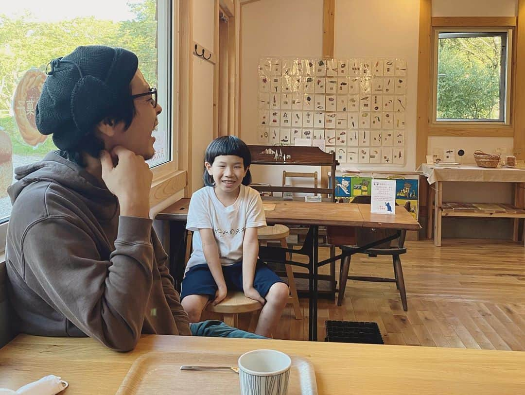 松本野々歩さんのインスタグラム写真 - (松本野々歩Instagram)「馨さんの実家は 函館から少し南へいった 大沼と駒ヶ岳がほど近いところ  行くたびに更に好きになっていく  少し車を走らせると 西荻にあったカフェ「三月の羊」の新しいお店があって （お店の息子と　仲良くなって一緒にお散歩） あちこちから来た美味しくて 素敵な佇まいのパン屋さん こだわりの　チーズ屋さん 豚や牛屋さん  近所の人に愛されるいい温泉  最高に美味しい野菜を作る農家さん  若い友が作った　キャンプ場  あるものがとても素敵だけど  ない　も魅力  馨さんのお母さんの　自然体なお庭や 山や　沼や　木々たちをぼーっとながめる時間が こんなにも贅沢で　ありがてぇ　と感じたのははじめてかもしれない  たくさんのリスやキツネも鳥も 顔出してくれてありがとう  ねぇ　友たち！　 ぜひここへ連れていきたいの！！」9月27日 12時25分 - nonohoms