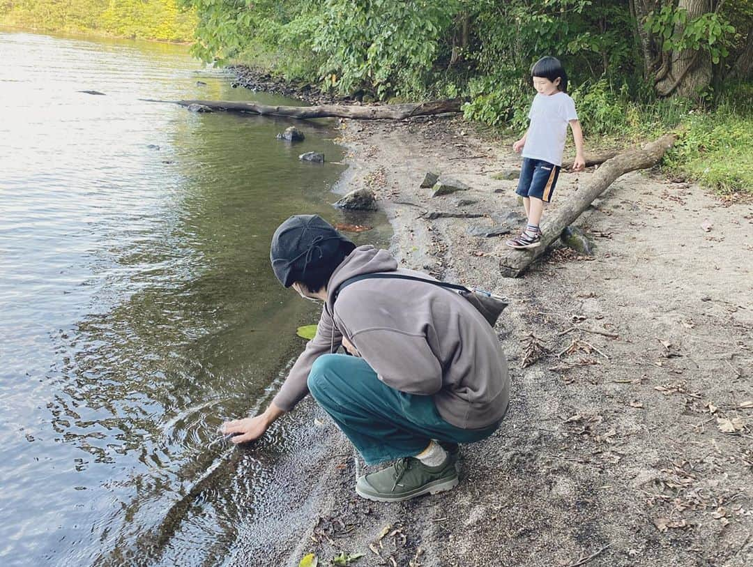 松本野々歩さんのインスタグラム写真 - (松本野々歩Instagram)「馨さんの実家は 函館から少し南へいった 大沼と駒ヶ岳がほど近いところ  行くたびに更に好きになっていく  少し車を走らせると 西荻にあったカフェ「三月の羊」の新しいお店があって （お店の息子と　仲良くなって一緒にお散歩） あちこちから来た美味しくて 素敵な佇まいのパン屋さん こだわりの　チーズ屋さん 豚や牛屋さん  近所の人に愛されるいい温泉  最高に美味しい野菜を作る農家さん  若い友が作った　キャンプ場  あるものがとても素敵だけど  ない　も魅力  馨さんのお母さんの　自然体なお庭や 山や　沼や　木々たちをぼーっとながめる時間が こんなにも贅沢で　ありがてぇ　と感じたのははじめてかもしれない  たくさんのリスやキツネも鳥も 顔出してくれてありがとう  ねぇ　友たち！　 ぜひここへ連れていきたいの！！」9月27日 12時25分 - nonohoms