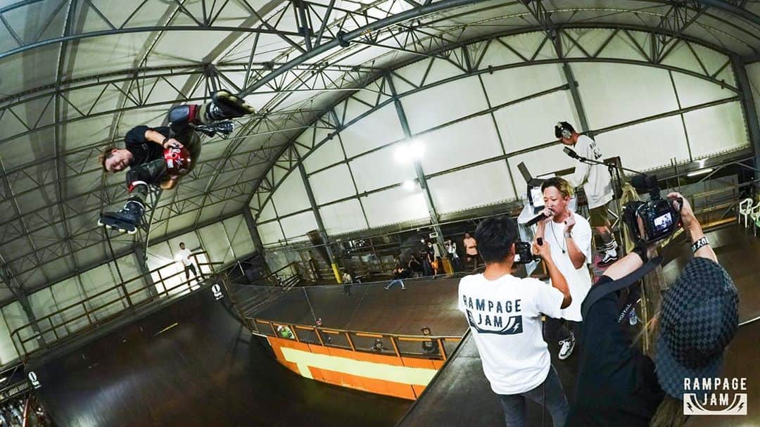 安床武士のインスタグラム：「Great moment of the #rampagejam Vol.1!! 📷 @kubotafoto . 昨日のライブ配信ショーケース「RAMPAGE JAM」からの1枚！DJ Acchan、MC w-shunさん、僕の3人が1枚に入った奇跡の1枚🔥 久保田さんありがとうございます！ #ランページジャム #ランジャム #goodskates #rollerblading #inlineskate #knockoutmonkey #feelinosaka #LZBN #takeshiyasutoko #安床武士 #インラインスケート #ローラーブレード」