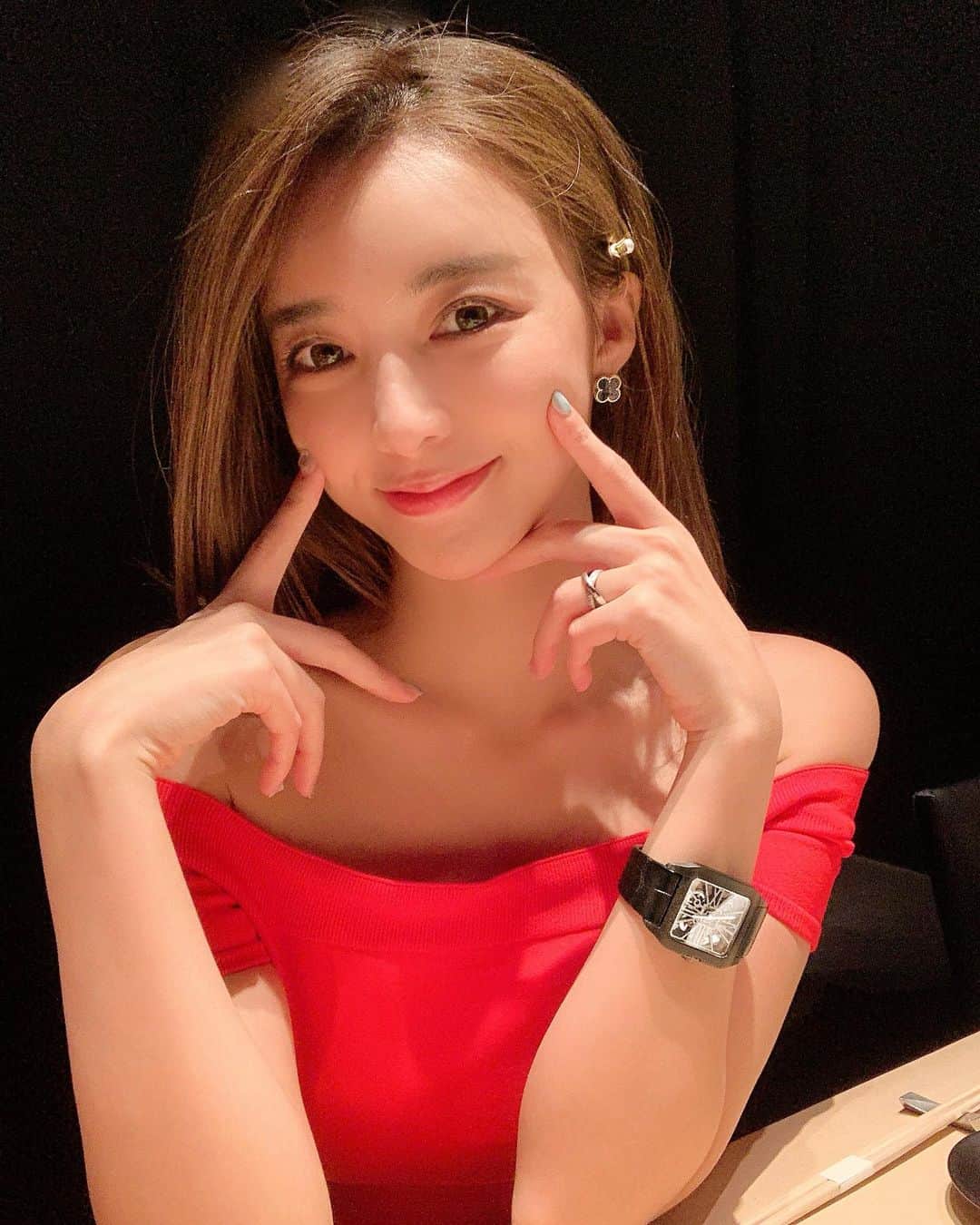 のインスタグラム：「Hello Sunday🌹 The weather in Japan has been bad for the past few days☔️ So I'm into a drama "REIGN" this weekend. It's a story about a real Queen of Scotland in the Middle Ages👸　Have you seen it? Tell me your recommended drama ☔️💜 - - はろー🌹 最近天気悪いね☔️ 昨日Huluで面白いドラマ見つけて夜中まで見てたの🌸 大好きなゲームオブスローンズ風で "Reign"っていうドラマ👸 中世に実在したスコットランド女王の話なんだけど 舞台はフランス🇫🇷(今のところ) とにかくストーリーのテンポが良い❣️ 一話ごとにドキドキするストーリー展開で 久々にヒットドラマ見つけたかも🌸 みんなはどんな週末過ごしてる？👸 - - #alexandermcqueen #reddress #luxurywatches #cartier #cartierwatch #cartierring #cartiertrinity  #santosdecartier #santosskeleton #trinity #アレキサンダーマックイーン #トリニティ #カルティエ #カルティエ時計 #カルティエサントス #サントスドゥカルティエ #カルティエスケルトン」