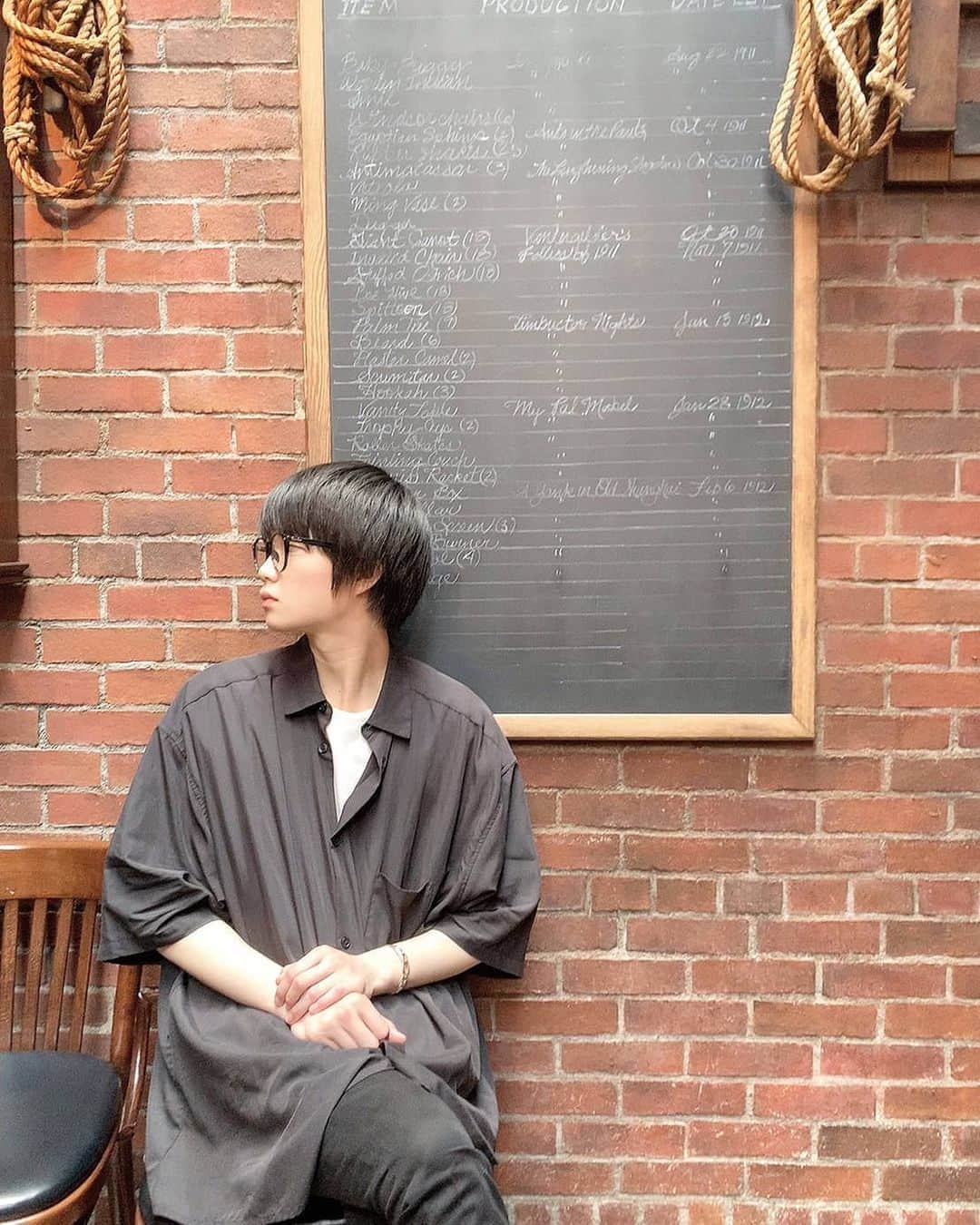 外山将平のインスタグラム：「横顔。 こんにちは！  #ノーセット  #おはよう#goodmorning#役者#俳優#外山将平#fashion#カメラ好きな人と繋がりたい#camera#今日の外山#ootd#写真#眼鏡男子#メガネ男子#ポートレート#rayban#summer#作品撮り#自然#instagood#シンプル#cafe#ブラックコーデ#自然#オシャレさんと繋がりたい#マーチン男子#ディズニー#disney」