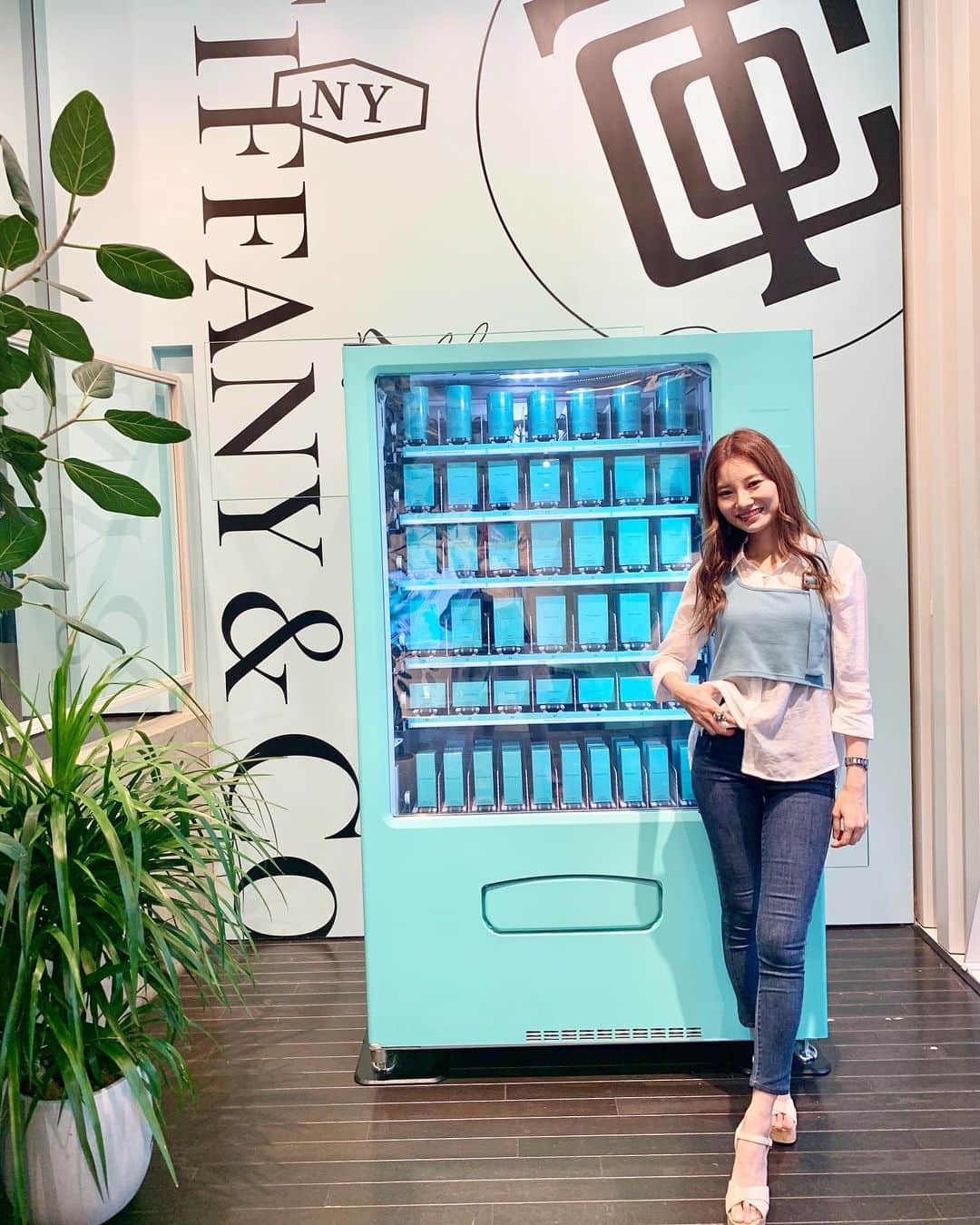 金子実加さんのインスタグラム写真 - (金子実加Instagram)「Tiffany可愛すぎて連投🥺💕❤️ 部屋の壁紙も寝室だけでも変えたくなって来た❤️ . . . . . . . . . . . . #tiffany #tiffanyandco #ティファニー　#tiffanycafe #tiffanyblue #ティファニーブルー #tiffanyandcoaccessories #cartier #かわいいカフェ　#おしゃれカフェ　#渋谷カフェ　#表参道カフェ　#フォトジェニック #インスタ映え #かわいい　#catstreet #ティファニーカフェ #金子実加」9月27日 7時07分 - kanekomika0127