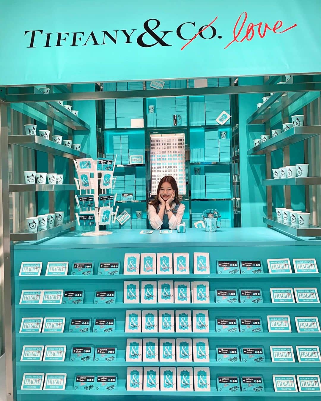 金子実加さんのインスタグラム写真 - (金子実加Instagram)「Tiffany可愛すぎて連投🥺💕❤️ 部屋の壁紙も寝室だけでも変えたくなって来た❤️ . . . . . . . . . . . . #tiffany #tiffanyandco #ティファニー　#tiffanycafe #tiffanyblue #ティファニーブルー #tiffanyandcoaccessories #cartier #かわいいカフェ　#おしゃれカフェ　#渋谷カフェ　#表参道カフェ　#フォトジェニック #インスタ映え #かわいい　#catstreet #ティファニーカフェ #金子実加」9月27日 7時07分 - kanekomika0127