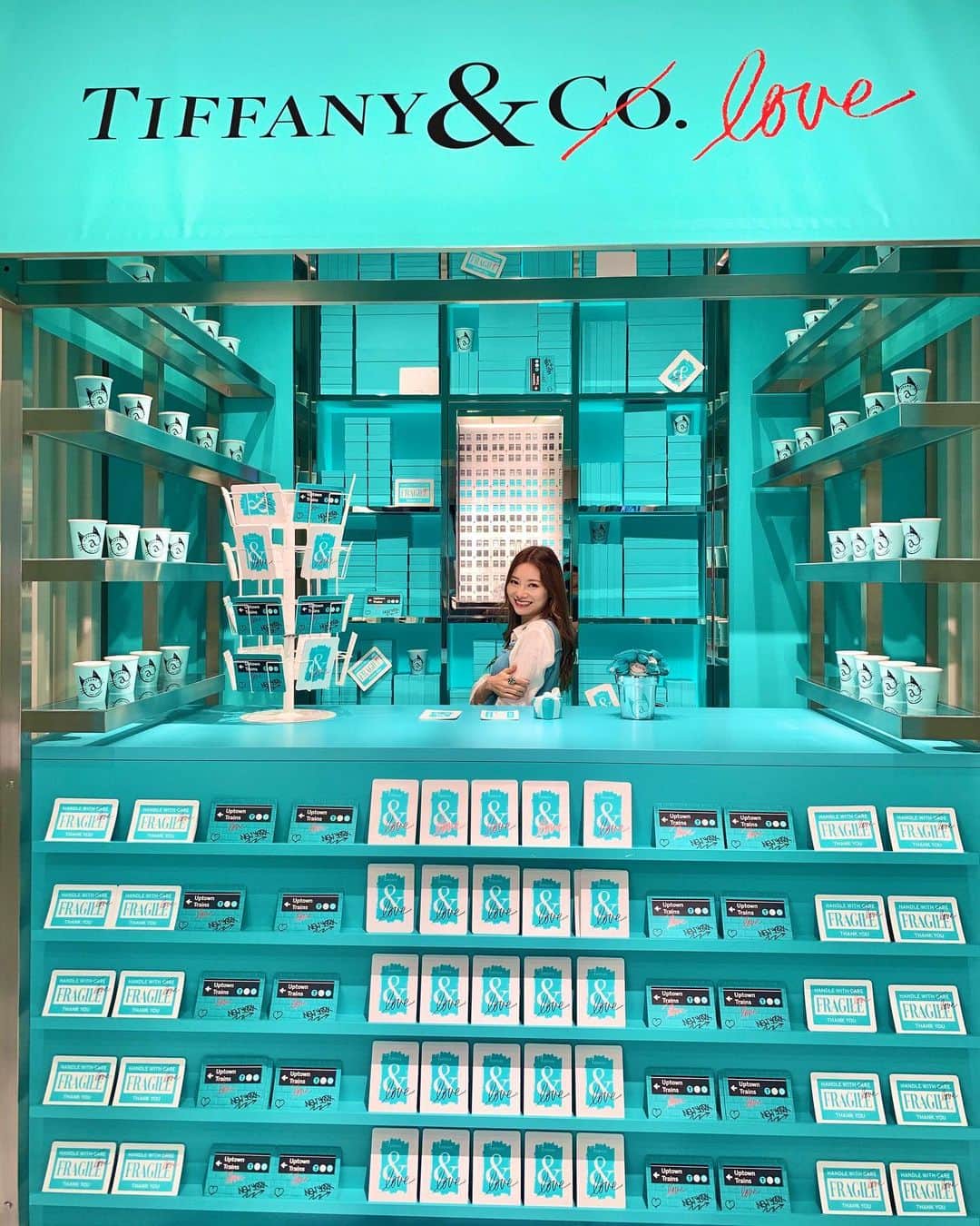 金子実加さんのインスタグラム写真 - (金子実加Instagram)「Tiffany可愛すぎて連投🥺💕❤️ 部屋の壁紙も寝室だけでも変えたくなって来た❤️ . . . . . . . . . . . . #tiffany #tiffanyandco #ティファニー　#tiffanycafe #tiffanyblue #ティファニーブルー #tiffanyandcoaccessories #cartier #かわいいカフェ　#おしゃれカフェ　#渋谷カフェ　#表参道カフェ　#フォトジェニック #インスタ映え #かわいい　#catstreet #ティファニーカフェ #金子実加」9月27日 7時07分 - kanekomika0127