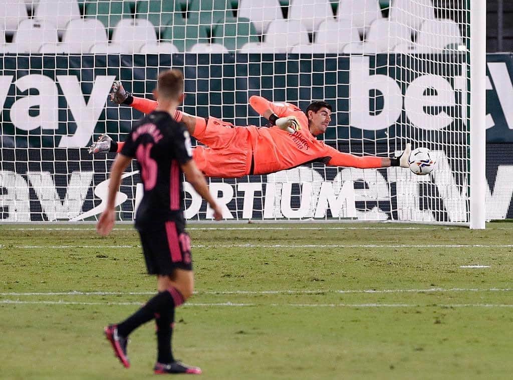 ティボ・クルトゥワのインスタグラム：「Gran victoria! Mucho trabajo para sacar estos 3 puntos ante un gran rival. Enhorabuena equipo! #HalaMadrid」