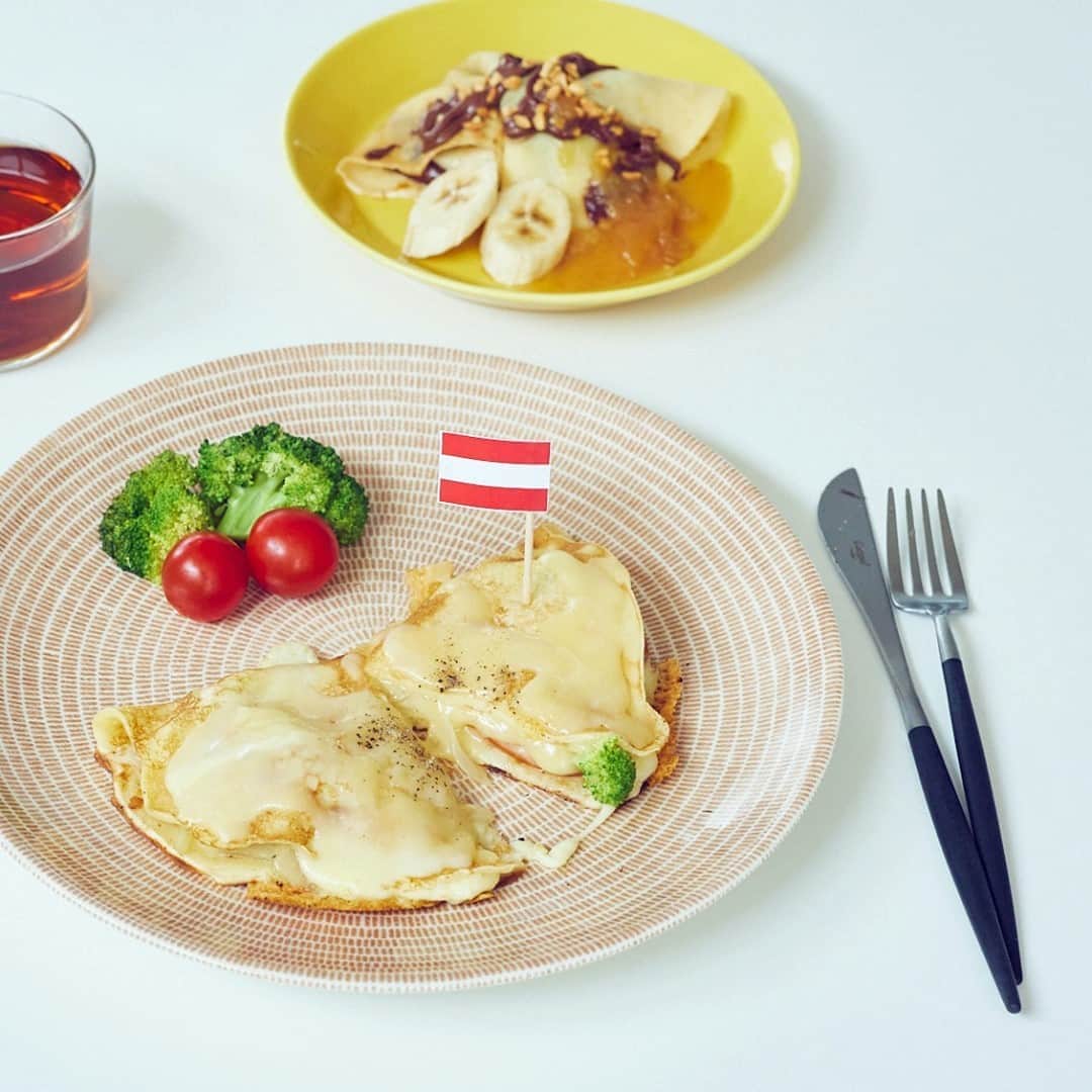 北欧、暮らしの道具店さんのインスタグラム写真 - (北欧、暮らしの道具店Instagram)「週末の朝ごはんにいかが？　オーストリアの「薄焼きパンケーキ」レシピ . - - - - - - - - - - - - いつか行きたい、でもなかなか行けない憧れの国。 食文化だけでもおうちで体験したい！  本日は、料理人・本山尚義さんの著書 『全196カ国 おうちで作れる世界のレシピ』より ピックアップした、「パラチンケン」のレシピ。 . 「パラチンケン」とは、 クレープとパンケーキの中間のような生地に、 肉や野菜を包んで焼いたもの。  おもに東ヨーロッパの料理で、 特にオーストリアでは パラチンケンの専門店もあるほど。 おかず系からスイーツ系までいろんな バラエティがあるポピュラーな料理だといいます。  なんだかこれは週末の朝ごはんにぴったりの予感。 そこで今回は中身の具材をアレンジして、 朝食向けの1皿を作ってみました！ . - - - - - - - - - - - - ■ とろ〜りチーズがたまらない オーストリアの「パラチンケン」 - - - - - - - - - - - - . 【材料（約7〜8枚分）】 . ◎生地 卵…1個 薄力粉…100g 牛乳…250cc 塩…小さじ1 （お好みで）胡椒…少々 . ◎具材 今回はハム、玉ねぎ、ブロッコリー、ミックスチーズ（各適量） . ❶ 1.生地の材料を上から順に加えながら、泡立て器で混ぜる。時間があれば冷蔵庫で1時間ほど寝かせる。 . ❷ フライパンに油（適量）を熱し、1をおたま一杯分広げて弱火で焼く。表面が乾いたら裏返して反対も焼き、お皿に移して冷ます。 . ❸ フライパンにバター（適量）を熱し、中火で好みの具材をしんなりするまで炒める。塩、こしょう（適量）を振って火を止める。 . ❹ フライパンに❷の生地を戻し、3の具材をのせて折りたたむ。表面にチーズをのせてふたをし、弱火でチーズが溶けるまで加熱すればできあがり！ . - - - - - - - - - - - - ■ 本山さんから一言： 「オーストリアはチーズ生産国として 有名なスイスに隣接しているので、 チーズがとても身近な食材。 パラチンケンにもたっぷりのチーズを使うのが基本です。  生地を寝かせるのは膨らみをよくするためと、 粉っぽさをなくすためですが、 時間がない時は省略してもOK。 多めに焼けたらラップに包んで冷凍保存できるので、 平日の朝にもぴったりですよ」 . - - - - - - - - - - - - ナイフを入れるとチーズがとろ〜り、 たまりません！ これはもう、言わずもがなのおいしさでした。 ハムとたっぷりチーズがばつぐんの相性です。  生地はパンケーキというよりは、 ちょっと厚めのクレープに近い食感。 分厚すぎないので、どちらかというと 具材が主役という感じで、 重たくなくパクパク食べられます◎  パンケーキともクレープともちょっと違う 「パラチンケン」。簡単なのに、 ちょっと特別感のあるひと皿で、 これは新しい「朝ごはんの定番」になるかも？ 週末の朝にぜひ試していただきたいひと品でした。 . #kitchen#kitchendesign#kitchenware#food#foodstagram#パラチンケン#朝ごはん#朝ごパン#朝支度#キッチン#キッチン雑貨#台所#料理#台所しごと#家事#お買い物#シンプル#シンプルライフ#シンプルデザイン#お買い物#暮らしを楽しむ#日々の暮らし#北欧#暮らし#北欧暮らしの道具店」9月27日 7時00分 - hokuoh_kurashi