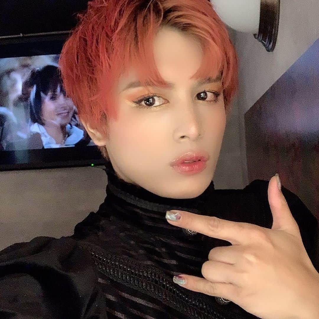 斉藤平七（へえ）のインスタグラム：「#セーラームーンに憧れて🌙💚 前髪をくるりんアレンジ☝️✨✨  金髪が落ち着かなすぎて秒で赤色にしちゃいました笑 短髪も4年ぶりくらいでセットがわけわからなくて毎日迷子生活🌀  でもやっぱり色味ある方がメイク楽しいし落ち着くみたいっ  #ニュアンスネイルでいい女感 #香水流行る前からドルガバ #ドルガバ女子」