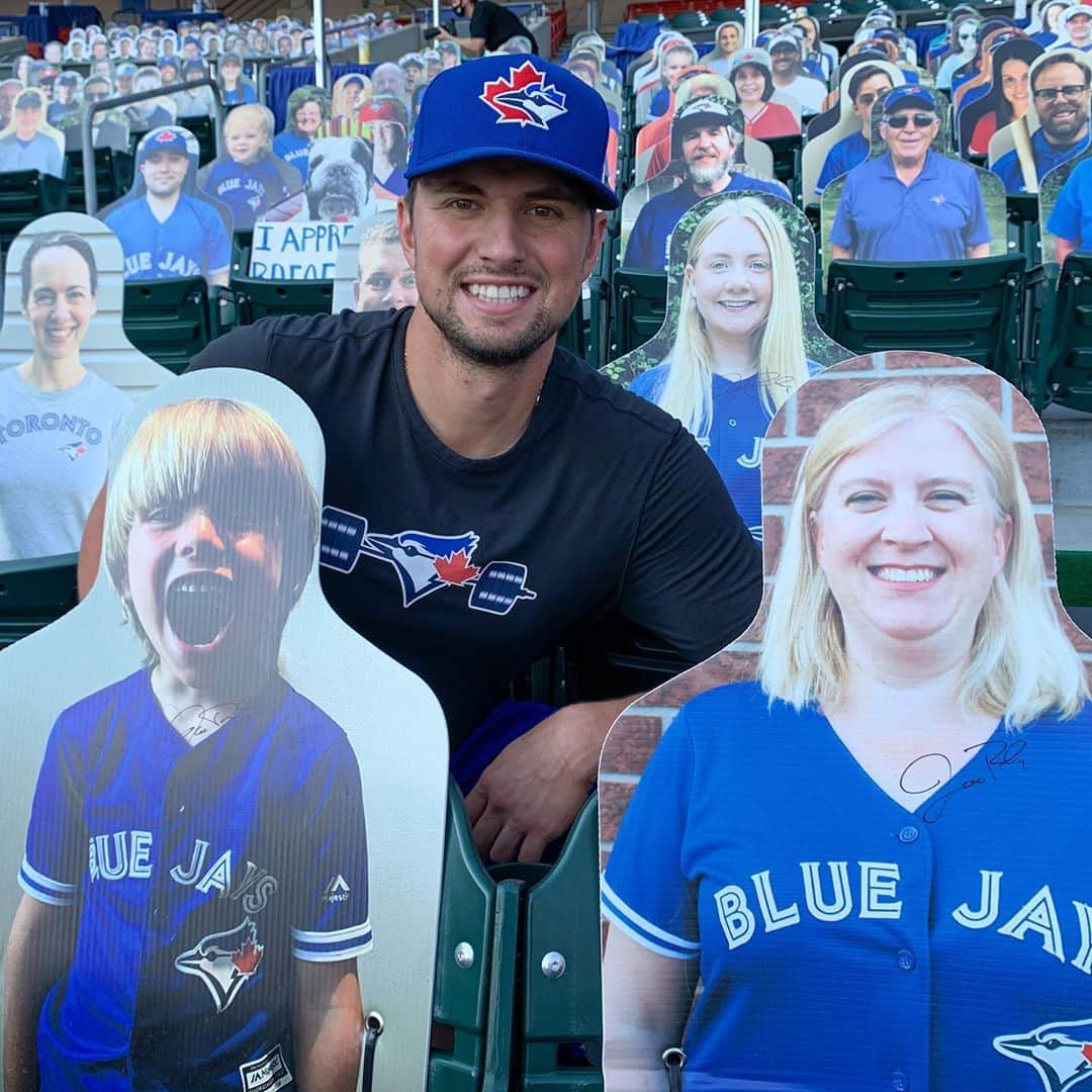 トロント・ブルージェイズさんのインスタグラム写真 - (トロント・ブルージェイズInstagram)「Spending Fan Appreciation Weekend with the BEST fans in baseball 😉💙 #WeAreBlueJays」9月27日 7時03分 - bluejays