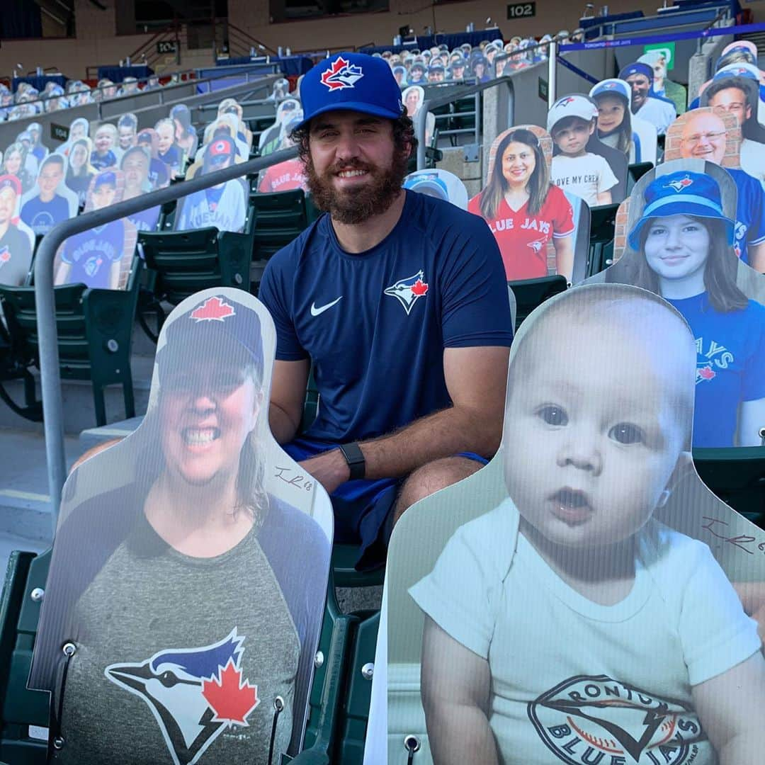 トロント・ブルージェイズさんのインスタグラム写真 - (トロント・ブルージェイズInstagram)「Spending Fan Appreciation Weekend with the BEST fans in baseball 😉💙 #WeAreBlueJays」9月27日 7時03分 - bluejays