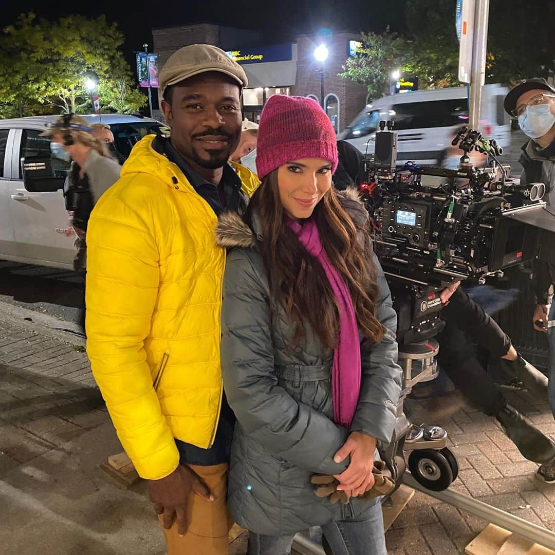 ロゼリン・サンチェスさんのインスタグラム写真 - (ロゼリン・サンチェスInstagram)「It’s a wrap! What an awesome experience filming this special movie with this talented human next to me!! Gracias @lyriqbent for the laughs! @lifetimetv will never be the same 😉🤞... now let’s head back home...!」9月27日 7時12分 - roselyn_sanchez